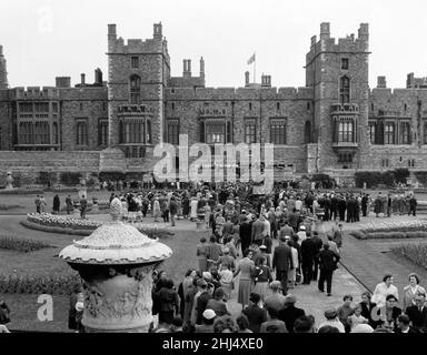 Diverse centinaia di persone sono andate oggi al Castello di Windsor per ascoltare le band che suonavano sulla terrazza dei Royal Apartments. La famiglia reale poteva essere vista attraverso le finestre, anche seduto ad ascoltare la musica. Iniziarono giocando a 'Happy Birthday' per celebrare il compleanno della Regina Elisabetta II 21st aprile 1957. Foto Stock