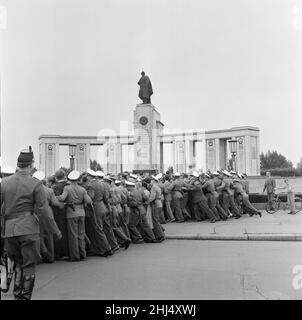 Inizio della costruzione del Muro di Berlino.a mezzanotte il 13th agosto la polizia e le unità dell'esercito tedesco orientale iniziarono a chiudere il confine e, entro domenica mattina, il 13 agosto, il confine con Berlino Ovest fu chiuso. La foto scattata tre giorni dopo mostra: La polizia di Berlino Ovest tiene indietro le folle enormi sulle strade vicino al Memoriale della Guerra Sovietica durante le dimostrazioni contro la divisione della città. 16th agosto 1961. Foto Stock