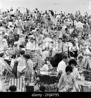 Una scena affollata sul lungomare di Margate, Kent, con i turisti che imballano la spiaggia durante le vacanze estive. 3rd agosto 1961. Foto Stock