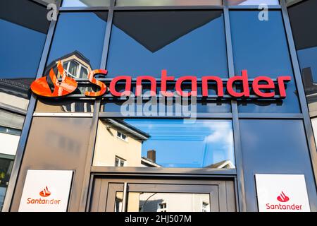 GIESSEN, GERMANIA - 2021 04 09: Un cartello per un negozio Santander Bank nella città DI GIESSEN. Foto Stock