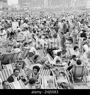 Una scena affollata sul lungomare di Margate, Kent, con i turisti che imballano la spiaggia durante le vacanze estive. 3rd agosto 1961. Foto Stock