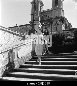 Anita Ekberg, attrice svedese a Roma, Italia, dove sta filmando Interpol conosciuto negli Stati Uniti come Pickup Alley, giovedì 23rd agosto 1956. I nostri spettacoli di foto ... Anita Ekberg e l'attore americano Victor maturano a Piazza di Spagna, con la chiesa di Trinita dei Monti sullo sfondo. Foto Stock