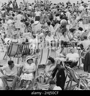 Una scena affollata sul lungomare di Margate, Kent, con i turisti che imballano la spiaggia durante le vacanze estive. 3rd agosto 1961. Foto Stock