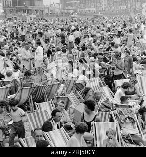 Una scena affollata sul lungomare di Margate, Kent, con i turisti che imballano la spiaggia durante le vacanze estive. 3rd agosto 1961. Foto Stock