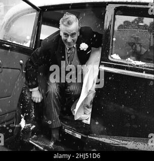 Le nozze di Pamela Mountbatten e David Hicks a Romsey Abbey, Hampshire. La sposa arriva con suo padre, Louis Mountbatten, 1st Conte Mountbatten di Birmania. 13th gennaio 1960. Foto Stock