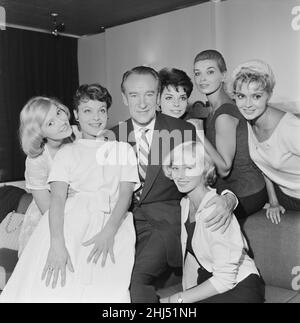 Photocall with stars of Women in Love, sei brevi giochi basati sul tema delle donne innamorate, 10th settembre 1958. Prodotto dalla società televisiva indipendente Associated Rediffusion, per celebrare il loro 3rd anniversario di essere in aria. L'attore George Sanders con le sue co-star l-r Frances Martin 18 dall'Austria Annette Grau 26 dalla Germania Maria Cuadra 23 dalla Spagna Scilla Gabel 19 dall'Italia Yvonne Monlaur 20 da Parigi Francia & Ann-Marie Gyllenspetz 25 dalla Svezia (seduta) - associato Rediffusion ITV franchising Foto Stock