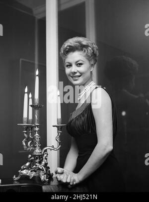 Mitzi Gaynor, attrice americana, cantante e ballerino, che è nel Regno Unito per iniziare a lavorare sul nuovo film 'pacchetto sorpresa', nella foto di novembre 1959. *** Didascalia locale *** di 28 anni Foto Stock