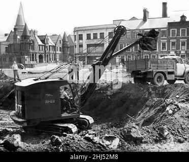 Costruzione presso il sito del nuovo Newcastle Civic Center, un edificio governativo locale situato nell'area di Haymarket di Newcastle upon Tyne, Inghilterra. 25th giugno 1958. Foto Stock