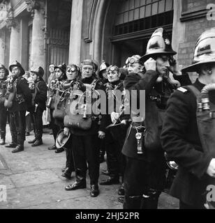 Scene al mercato della carne Smithfield nel centro di Londra dopo che un incendio scoppiò presso i locali di Union Cold Storage Co. La brilla, assistito dalla London Fire Brigade, bruciò per tre giorni nel labirinto secolare prima che alla fine crollasse. Foto scattata: 23rd gennaio 1958. Foto Stock