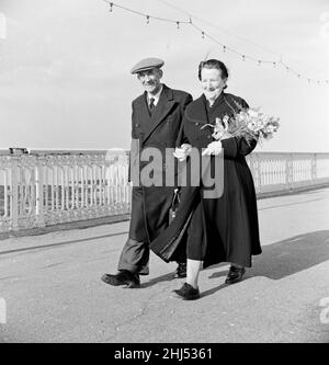 George Sawyer di 66 anni e la sua moglie Elisabetta di 63 anni, a causa dei 'molti alti e bassi' nella loro vita, non hanno mai avuto una vacanza e non sono stati in grado di avere una luna di miele. Con altre 18 coppie, pensionati di età superiore, sono ospiti del quartiere di Margate e Margate Hotel and Boarding Association per una settimana di vacanza gratuita a Margate. A ciascuno dei pensionati è stata data una Guinea, la libertà della città, compreso il libero intrattenimento, in concomitanza con l'anno centenario di Margate. George ed Elizabeth stanno guardando questa festa come la loro luna di miele. Sono stati sposati per 42 voi Foto Stock