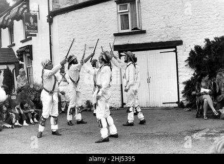 Morris ballerini di eseguire al di fuori del George Inn at St Briavels durante la Foresta di Dean Morris Festival di St Briavels nel Gloucestershire, Foto Stock