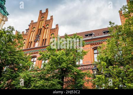 Torun, Polonia - 11 agosto 2021. Ufficio postale centrale in Piazza della Città Vecchia - Pocza Polska in Stary Rynek Foto Stock