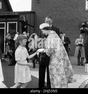 Visita in Danimarca della Regina Elisabetta II e del Principe Filippo, duca di Edimburgo. La regina Elisabetta riceve un bouquet da una ragazza. 22nd maggio 1957. Foto Stock