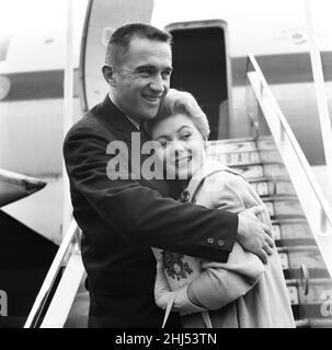 Mitzi Gaynor, attrice americana, cantante e ballerina, che è nel Regno Unito per promuovere il suo nuovo film 'South Pacific' che apre a Londra questa settimana, aprile 1958. Nella foto si arriva all'aeroporto di Londra (da New York) con il marito Jack Bean. Foto Stock