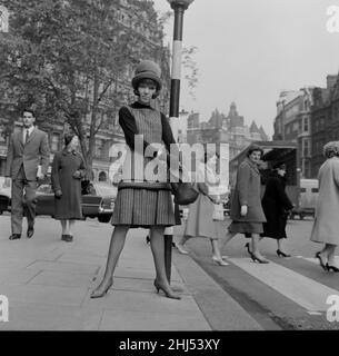 Mary Quant, designer di abbigliamento, si trova vicino al suo negozio di moda Bazaar, nella Brompton Road, Knightsbridge, Londra, SW1. 14th ottobre 1960 Foto Stock