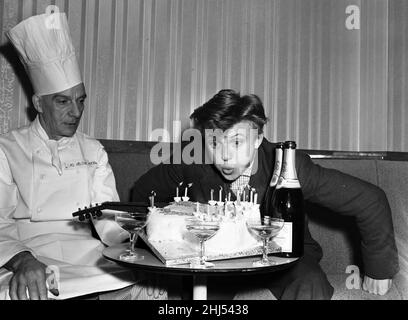 Tommy Steele, chitarrista dello skiffle, è stato sopraffatto dalle carte di compleanno, mentre festeggiava il suo compleanno nel 21st in uno spogliatoio di Liverpool. Ma non c'è stata alcuna pausa per il duro lavoro Tommy. Si aspettava di esercitarsi e di esibirsi per 14 ore oggi. 16th dicembre 1958. Foto Stock