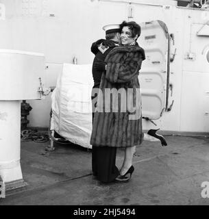 HMS Ceylon, incrociatore leggero di classe Ceylon della Royal Navy, ritorna a Portsmouth dopo 17 mesi sulla stazione in Estremo Oriente, venerdì 18th dicembre 1959. Nella foto, il abile Seaman John White è accolto da sua moglie Lynne 22, di Shaftesbury, Dorset. Foto Stock