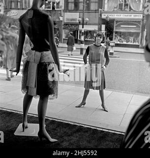 Mary Quant, designer di abbigliamento, in piedi fuori dal suo negozio Bazaar, e guardando nella vetrina come un passer da Want Do.Mary's negozio è in Brompton Road, Knightsbridge, Londra, SW1 Foto scattata il 14th ottobre 1960 Foto Stock