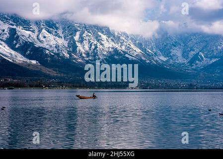 Srinagar, India. 26th Jan 2022. Un boatman allala la sua barca sul lago dal durante una giornata invernale di sole a Srinagar. (Foto di Idrees Abbas/SOPA Images/Sipa USA) Credit: Sipa USA/Alamy Live News Foto Stock