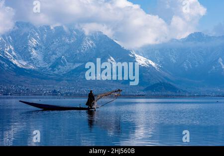 Srinagar, India. 26th Jan 2022. Un pescatore lancia una rete di pesca nel lago dal durante una giornata invernale di sole a Srinagar. (Foto di Idrees Abbas/SOPA Images/Sipa USA) Credit: Sipa USA/Alamy Live News Foto Stock