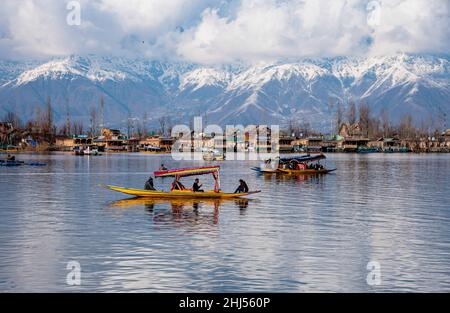 Srinagar, India. 26th Jan 2022. I boatmen fanno la fila delle loro barche Shikara sul Lago dal durante una giornata invernale di sole a Srinagar. (Foto di Idrees Abbas/SOPA Images/Sipa USA) Credit: Sipa USA/Alamy Live News Foto Stock