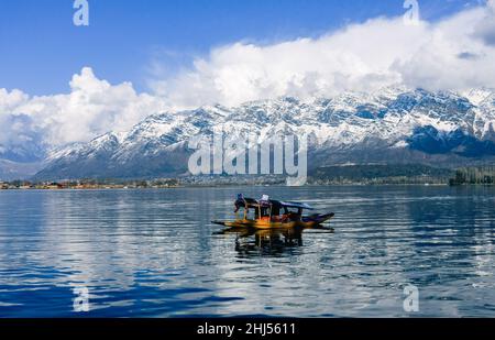 Srinagar, India. 26th Jan 2022. I boatmen fanno la fila delle loro barche Shikara sul lago dal durante una giornata invernale di sole a Srinagar. (Foto di Idrees Abbas/SOPA Images/Sipa USA) Credit: Sipa USA/Alamy Live News Foto Stock