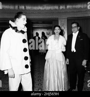 L'annuale 'Opera Ball' in aiuto del gruppo English Opera si tiene presso il Dorcester Hotel di Londra il 22nd febbraio 1956. Centinaia di ospiti collegati con l'opera frequentarono l'Opera Ball, molti in abito elegante e ballarono fino al 3am. Nella foto: George Henry Hubert Lascelles, 7th Conte di Harewood, vestito come un clown, saluta Margot Fonteyn come lei arriva per la palla Foto Stock