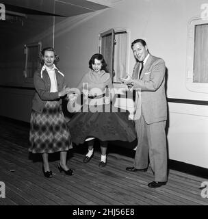 Bill Haley durante la sua prima visita in Inghilterra, che è stato in gran parte sponsorizzato dal Daily Mirror. Bill a bordo della regina Elisabetta al suo arrivo a Southampton. 5th febbraio 1957. Foto Stock