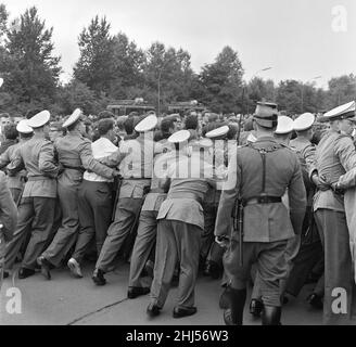 Inizio della costruzione del Muro di Berlino.a mezzanotte il 13th agosto la polizia e le unità dell'esercito tedesco orientale iniziarono a chiudere il confine e, entro domenica mattina, il 13 agosto, il confine con Berlino Ovest fu chiuso. La foto scattata tre giorni dopo mostra: La polizia di Berlino Ovest tiene indietro le folle enormi sulle strade vicino al Memoriale della Guerra Sovietica durante le dimostrazioni contro la divisione della città. 16th agosto 1961. Foto Stock