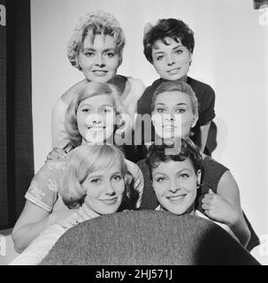 Photocall with stars of Women in Love, sei brevi giochi basati sul tema delle donne innamorate, 10th settembre 1958. Prodotto dalla società televisiva indipendente Associated Rediffusion, Per celebrare il loro 3rd anniversario di essere in aria. Top l to r Yvonne Monlaur 20 da Parigi Francia Maria Cuadra 23 da Spagna middle l to r Frances Martin 18 da Austria Scilla Gabel 19 da Italia fondo l a r Ann-Marie Gyllenspetz 25 da Svezia Annette Grau 26 dalla Germania-Associated Rediffusion ITV franchising Foto Stock