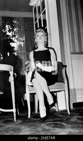 Marilyn Monroe Luglio 1956 attressoPictured seduta su una sedia nell'atrio dell'hotel per la caratteristica Daily Mirror di Donald Zec seduto Foto Stock