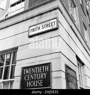 Vista generale di Frith Street, Soho, Londra, 26th giugno 1956. Casa del XX secolo occupa il sito di tre vecchie case, 31 e 32 Soho Square e 67 Frith Street. Foto Stock