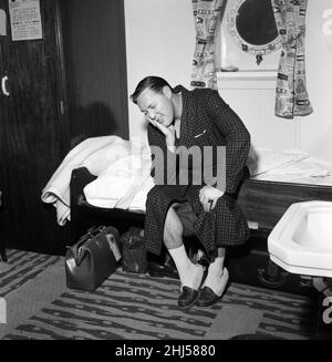 Bill Haley durante la sua prima visita in Inghilterra, che è stato in gran parte sponsorizzato dal Daily Mirror. Bill a bordo della regina Elisabetta al suo arrivo a Southampton. 5th febbraio 1957. Foto Stock