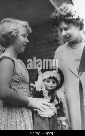 La Regina Elisabetta II è raffigurata durante una visita di due giorni nella capitale gallese, Cardiff, Galles, sabato 6th agosto 1960. Out immagini spettacoli ... La Regina e la Principessa Anna. Foto Stock