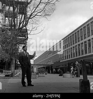 Stevenage New Town, Hertfordshire, dove gli amanti dello shopping camminano nel riparo delle canopie. Nella zona non sono ammesse auto. Il centro è ancora in costruzione. Nella foto è Leonard Vincent, Chief Architect e Planner. 24th settembre 1958. Foto Stock