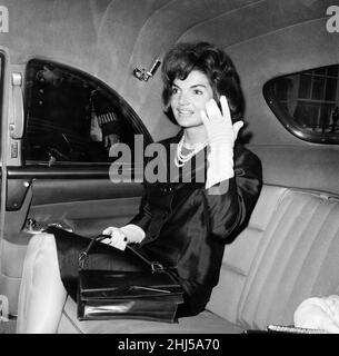 Visita privata a Londra del presidente americano John F. Kennedy e della First Lady Jacqueline Kennedy per la cerimonia di battesimo della loro nipote Anna Christina Radziwill, tenutasi all'Abbazia di Westminster. La prima Lady Jackie Kennedy lasciava Buckingham Palace ad un solo orologio. Suo marito JFK partì la notte prima per Washington. 6th giugno 1961. Foto Stock