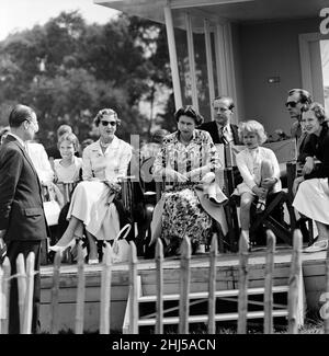 La regina Ingrid di Danimarca e sua Maestà la regina Elisabetta II che guarda il principe Filippo, duca di Edimburgo che gioca a Polo al Windsor Park. Giugno 1957. Foto Stock