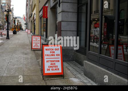 allarme per caduta di ghiaccio sul marciapiede della città Foto Stock