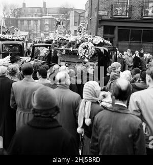 Il funerale ebbe luogo oggi di Billy Boy Blythe, morto dopo un'operazione per ulcere mentre serviva una sentenza di cinque anni a Walton Gaol, Liverpool. Blythe era stato giudicato colpevole di Jack 'pot' Comer, che martellava illegalmente. Il corteo funebre che lascia Middleton Street, Clerkenwell. 25th febbraio 1957. Foto Stock