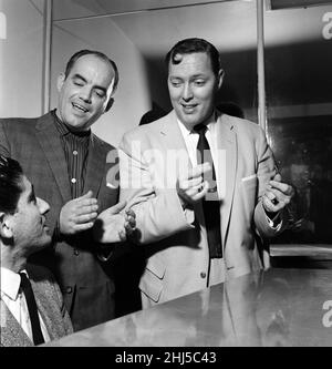 Bill Haley durante la sua prima visita in Inghilterra, che è stato in gran parte sponsorizzato dal Daily Mirror. Bill a bordo della regina Elisabetta al suo arrivo a Southampton. 5th febbraio 1957. Foto Stock