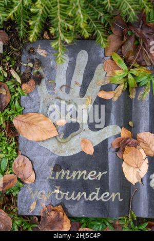 Braubach, Germania. 25th Jan 2022. Al cimitero di urna 'Unser Hafen', le persone defunte possono essere sepolte con i loro animali domestici. La cultura funeraria sta cambiando, i desideri e le offerte funerarie stanno diventando sempre più individuali. (A dpa 'la creatività è richiesta: Nuove forme di sepoltura stanno diventando sempre più popolari') Credit: Thomas Frey/dpa/Alamy Live News Foto Stock