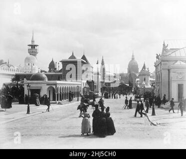 Vista sulla strada, verso il Palais des Invalides, con padiglioni sull'Esplanade des Invalides, esposizione di Parigi, 1889. Foto Stock