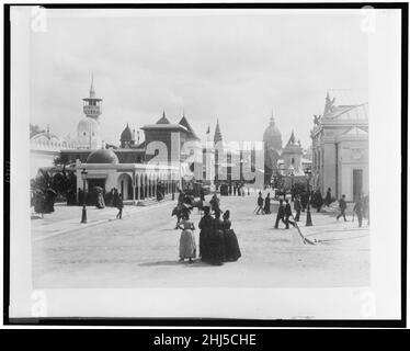 Street view, guardando verso il Palais des Invalides, mostrando padiglioni su L'Esplanade des Invalides, Esposizione di Parigi, 1889 Foto Stock