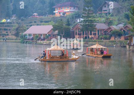 Alba al vino Lee Rak Thai, insediamento cinese, Mae Hong Son, Thailandia, bellissimo paesaggio durante l'alba al villaggio cinese tra Tea Plantation a Ban Rak Thai, Mae Hong Son in Thailandia. Foto Stock