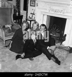 L'attore John Mills a casa con sua moglie Mary Hayley Bell e due dei loro figli, Hayley e Jonathan. 31st dicembre 1959. Foto Stock