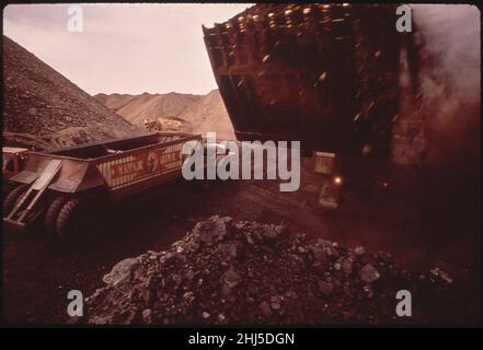 Operazioni di estrazione a nastro presso la miniera Navajo della Utah Construction and Mining Company. La miniera Navajo servizi l'impianto di generazione dei quattro angoli 06-1972 (4266489466). Foto Stock