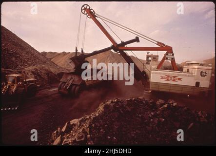 Operazioni di estrazione a nastro presso la miniera Navajo della Utah Construction and Mining Company. La miniera Navajo servizi l'impianto di generazione dei quattro angoli 06-1972 (4265743355). Foto Stock