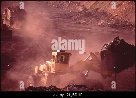 Operazioni di estrazione alla ''Navajo Mine'' della Utah Construction and Mining Company. La miniera Navajo servizi l'impianto di generazione dei quattro angoli 06-1972 (4265744723). Foto Stock