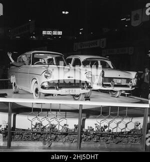 La foto mostra la Ford Zodiac MkII auto esposto al Motor Show di Earls Court, Londra, la sua e la sua gamma, Foto scattata il 18th ottobre 1960 Foto Stock