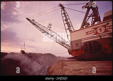 Estrazione a nastro con attrezzatura dragline presso la miniera Navajo nell'Arizona settentrionale (4266494428). Foto Stock